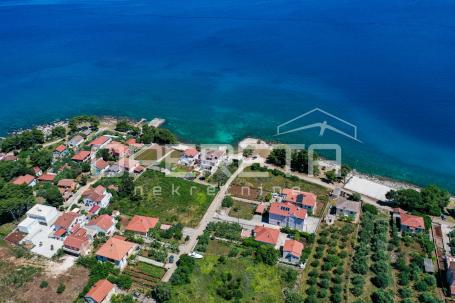 Građevinsko zemljište 40 m do mora, 625 m², Ugljan, Zadar