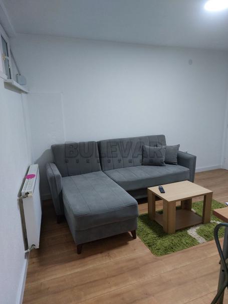 Izdaje se odličan, jednoiposoban stan kod Pravnog fakulteta, 35m2