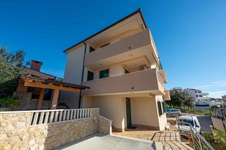 Prodaja, opremljena apartmanska kuća s pogledom na more