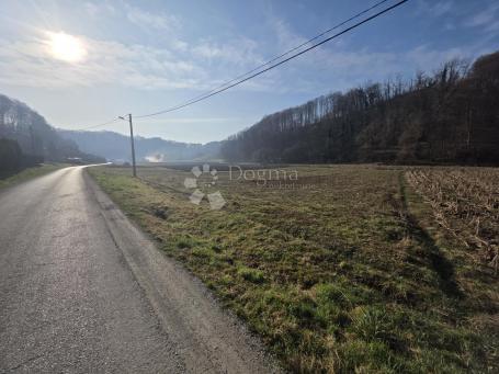 Građevinsko zemljište 1.618 m² – ravan teren, mirna lokacija, blizina Sv. Križ Začretja i Zaboka