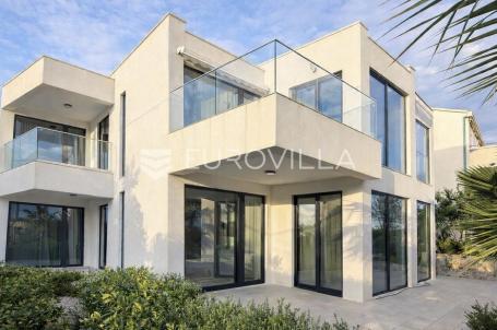 Maslinica, Šolta, urbana vila s četiri odvojene stambene jedinice