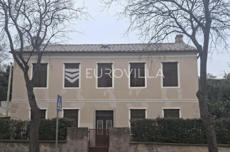 N. Vinodolski, samostojeća katnica 100 m od mora s parcelom od 680 m²