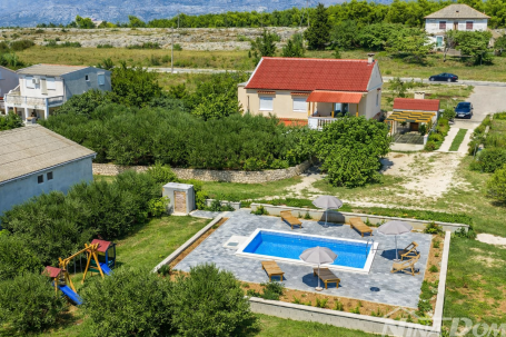 Dalmacija Investiciska Nekretnina 100 m OD Mora  MOGUĆ KAMP / TURIZAM