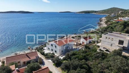 PRODAJA, JEDINSTVENA 4BDR 4BTHR VILLA NA PLAŽI,  S 1.000m2 ZEMLJIŠTA