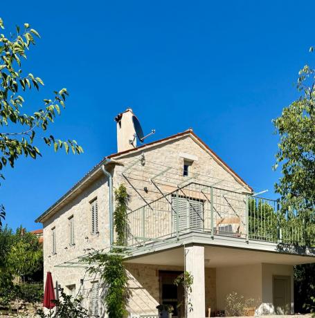 Nova kamena kućica u Brtonigli  s pogledom na more