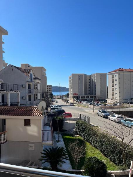 BECICI JEDNOSOBAN STAN 40M2 POGLED NA MORE