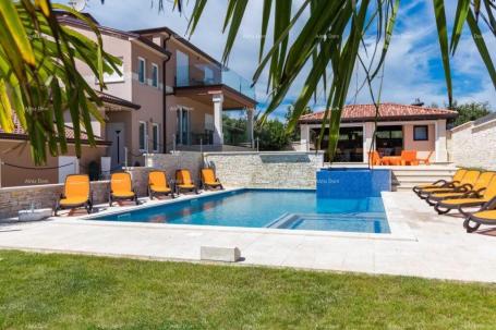 Kuća Predivna villa na velikoj okućnici! Pula. 