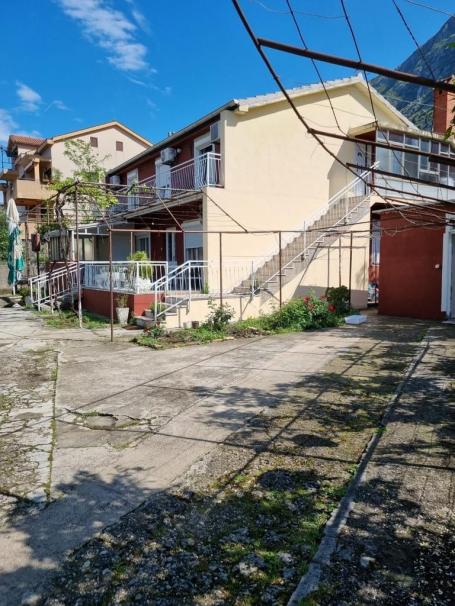 Kuća 160m² sa placem 650m² i pogledom na more – veliki investicioni potencijal – Dobrota, Kotor
