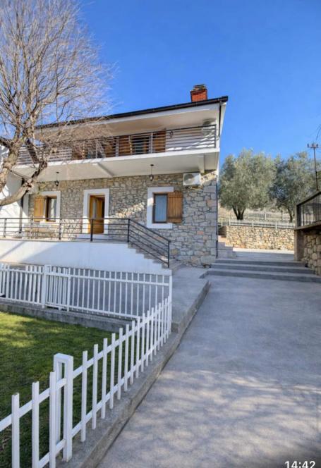 Trosobna kuća, 120m2, Zabjelo IZDAVANJE