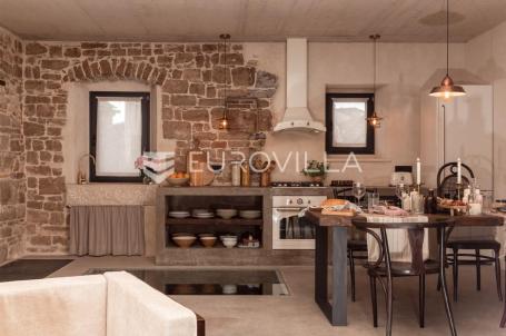 Brač, Pučišća, unikatna kamena vila