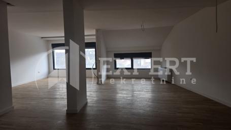 Izdaje se poslovni prostor 140m2 plus terasa 55m2