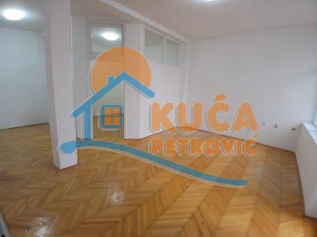 Izdaje se poslovni prostor u prizemlju zgrade na Crvenom Pevcu, 55m2, grejanje na struju