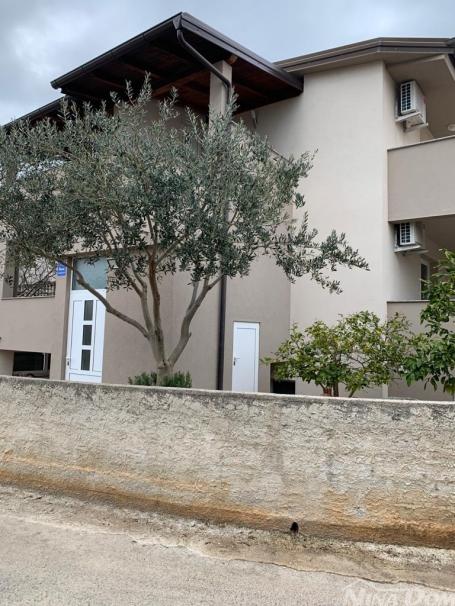 Nekretnina s 5 stambenih jedinica 800 met do Jadro plaže