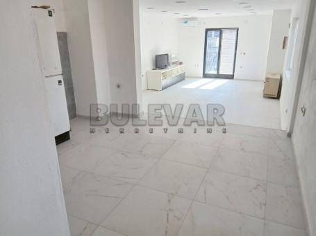 Izdaje se kuća kao poslovni prostor u naselju Ratko Jović, PO + PR + I , 230m2, grejanje na struju