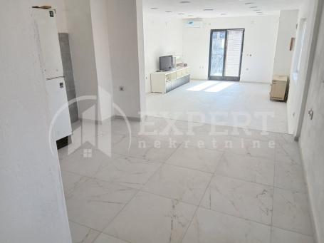 Izdaje se kuća kao poslovni prostor u naselju Ratko Jović, PO + PR + I , 230m2, grejanje na struju