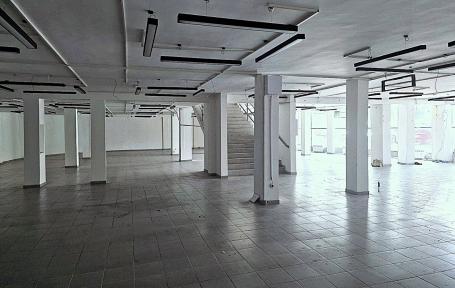Robna kuća, klinika, kafić, škola, lokal novogr, izlog, parking, odmah useljiv