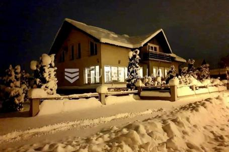 Ravna gora, Prostrana kuća od 345 n2 s finskom saunom i jacuzzijem