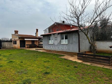 Okolica Pule – građevinska parcela s dva legalizirana objekta, idealno za život ili investiciju