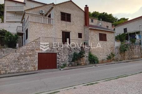 Brač, Pučišća, kamena kuća