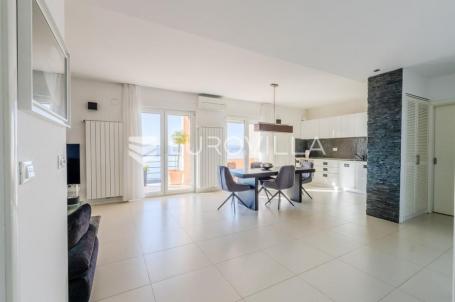 Crikvenica, kuća s četiri apartmana, bazenom, uhodan turistički posao s pogledom na more