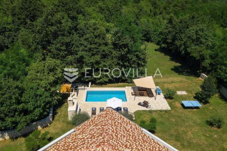 Labin, Kršan, prekrasna samostojeća kuća s bazenom na prostranom zemljištu od 4261 m², mirna lokacij