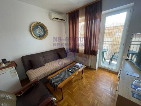 Trosoban stan na Bulevaru Oslobođenja 78m2