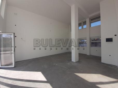 Izdaje se ulični lokal na keju, 50m2