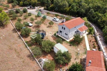 Istra, Peroj, Samostojeća kuća s pomoćnim objektom u srcu prirode