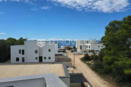 Zadar, Petrčane, penthouse s krovnom terasom i pogledom na more