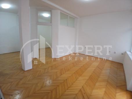 Izdaje se poslovni prostor u prizemlju zgrade na Crvenom Pevcu, 55m2, grejanje na struju