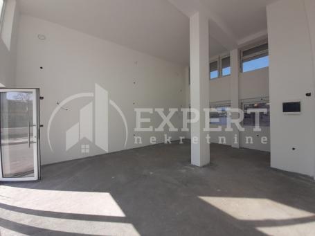Izdaje se ulični lokal na keju, 50m2