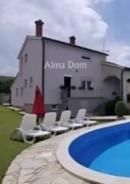 House We offer for sale a beautiful detached house with a pool in a quiet and green area of Pula (Ve
