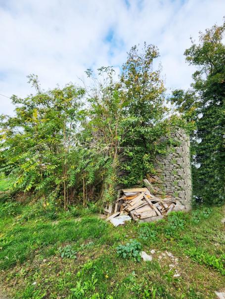 Urbanizirana parcela s ucrtanom ruševinom u blizini Huma