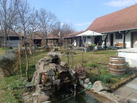 Kuća u prirodi s jezerom i velikim imanjem