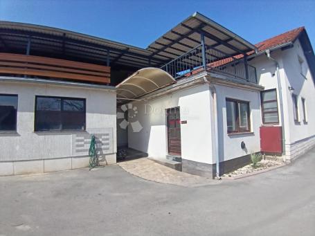 Poslovno-stambena kuća s velikim potencijalom