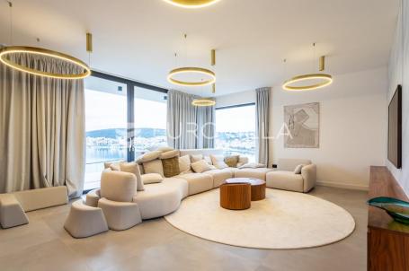 Okrug Gornji, moderno uređena vila blizu plaže