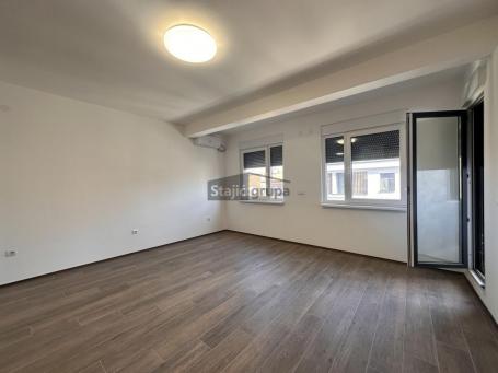 Trosoban stan u novogradnji u centru grada sa garažnim mestom