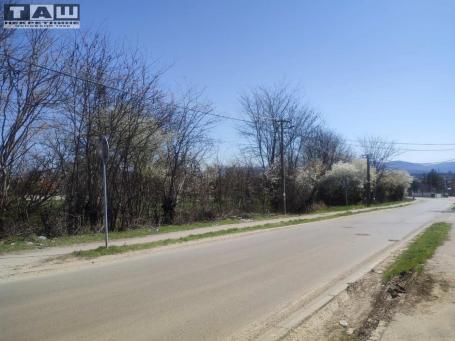 PLAC U VINOGRADIMA  U BLIZINI TENISKIH TERENA