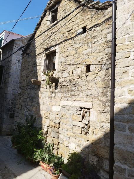 Prodaja, K. Sućurac, kamena kuća, potrebna kompletna renovacija