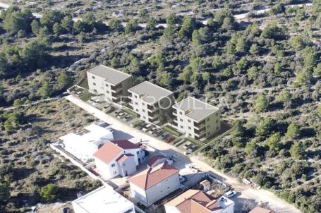Šibenik, stan u prizemlju s terasom, vrtom i parkingom, 50,18 m²