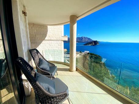 Un duplex exclusif avec vue panoramique sur la mer, au cœur du Monténégro.