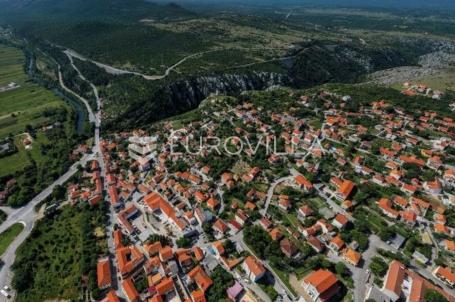 Drniš, Ružić, građevinsko zemljište površine 4000 m²
