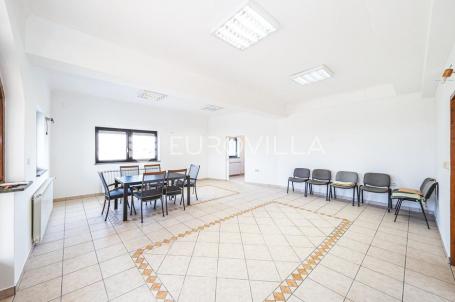 Sveta Nedjelja, Kerestinec, poslovni prostor 70 m², parking