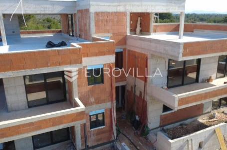 Vodice, prekrasan stan s krovnom terasom i bazenom, 143,63 m²