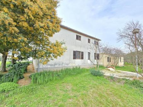 Haus Geräumiges Haus in der Nähe von Pula! Zwei Wohnungen - 2500 m² Grundstück!