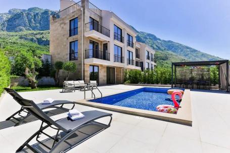 Prodaja luksuzne townhouse vile 223 m² sa bazenom i panoramskim pogledom na more – Reževići, Budvans