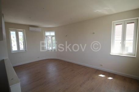 Kaštel Sućurac, renovirana kamena kuća s pogledom na more,195m2