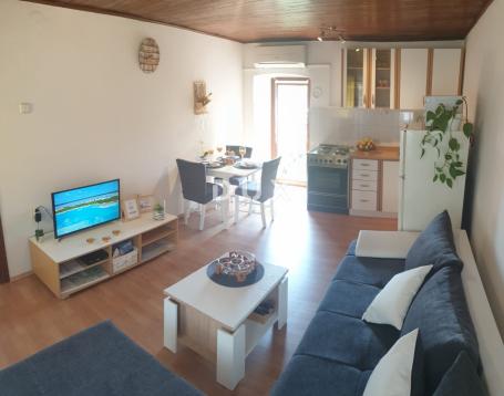 ČAVLE, CERNIK - 1S+DB, 50m2 stana+50m2 konoba, blizu centra sa 1 parkirnim mjestom 