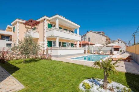 Kaštel Stari, obiteljska kuća s bazenom