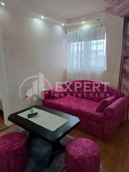 Izdaje se dvosoban stan na Bulevaru Nemanjića, 40m2!